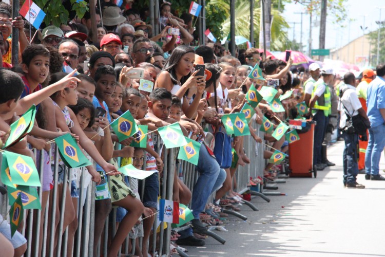 Desfile contou com honras civis e militares próximo ao Memorial à República, no Jaraguá