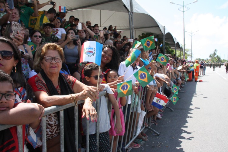 Desfile contou com honras civis e militares próximo ao Memorial à República, no Jaraguá
