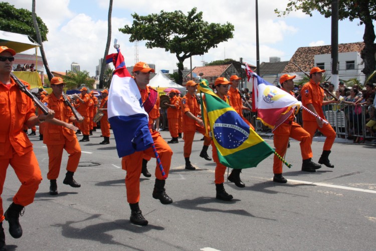 Desfile contou com honras civis e militares próximo ao Memorial à República, no Jaraguá