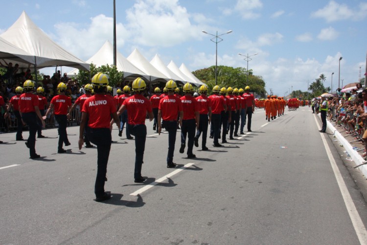Desfile contou com honras civis e militares próximo ao Memorial à República, no Jaraguá