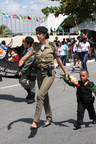 Desfile contou com honras civis e militares próximo ao Memorial à República, no Jaraguá