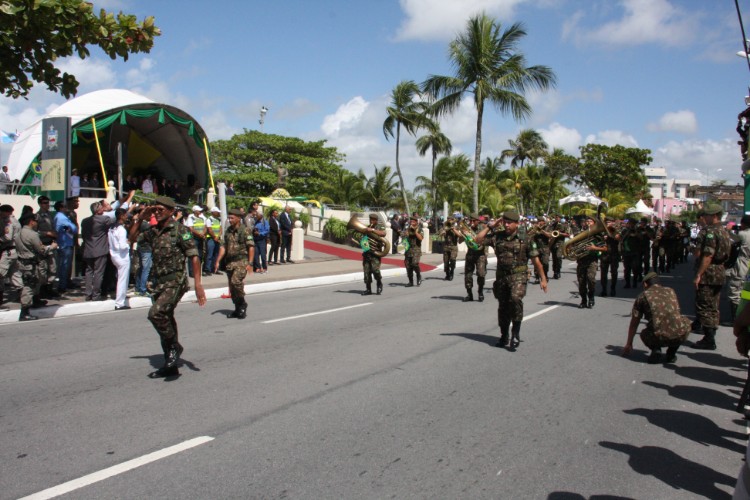 Desfile contou com honras civis e militares próximo ao Memorial à República, no Jaraguá