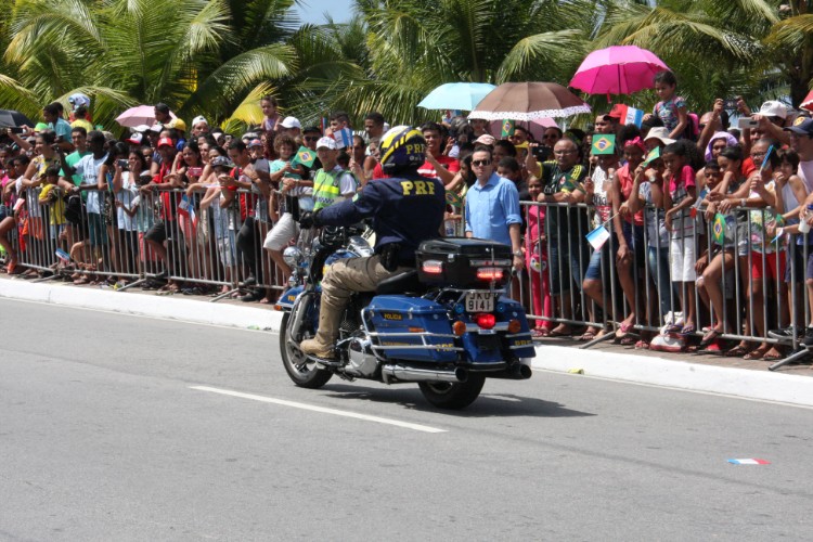 Desfile contou com honras civis e militares próximo ao Memorial à República, no Jaraguá