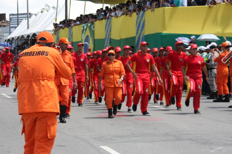 Desfile contou com honras civis e militares próximo ao Memorial à República, no Jaraguá