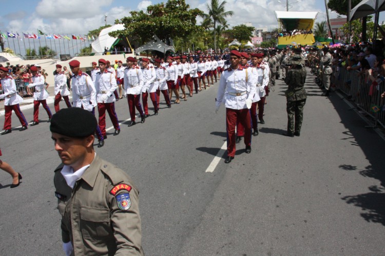 Desfile contou com honras civis e militares próximo ao Memorial à República, no Jaraguá
