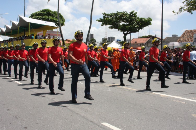 Desfile contou com honras civis e militares próximo ao Memorial à República, no Jaraguá