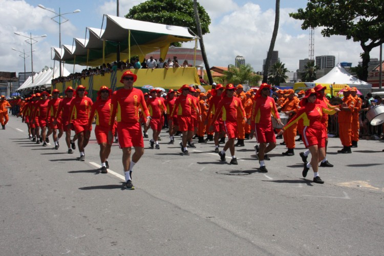 Desfile contou com honras civis e militares próximo ao Memorial à República, no Jaraguá