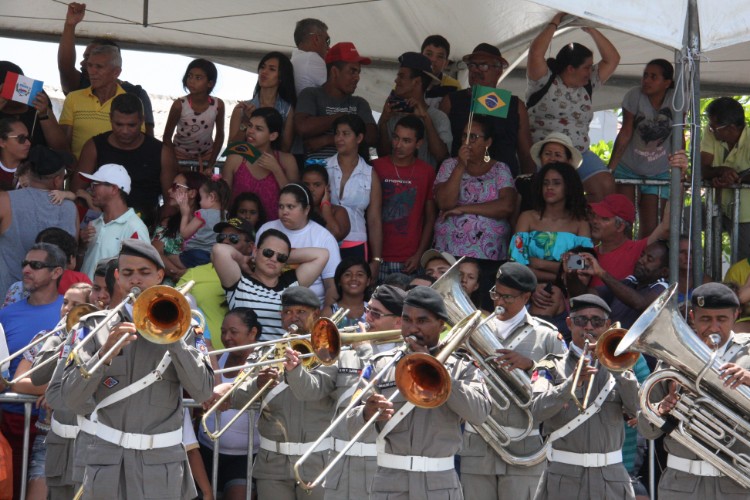 Desfile contou com honras civis e militares próximo ao Memorial à República, no Jaraguá