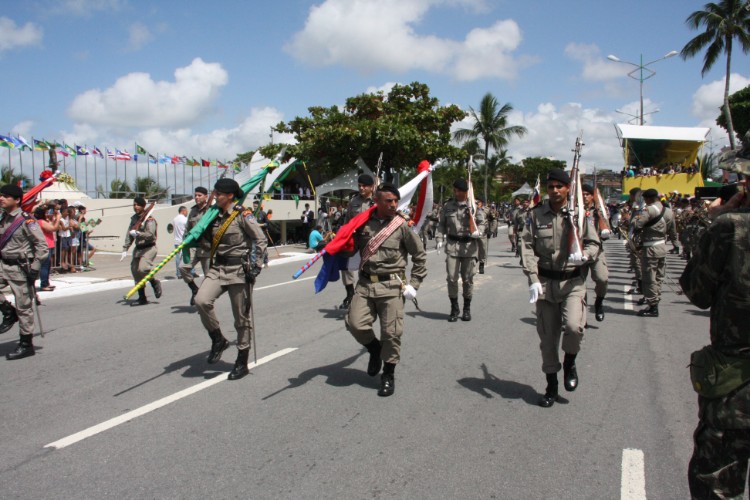 Desfile contou com honras civis e militares próximo ao Memorial à República, no Jaraguá