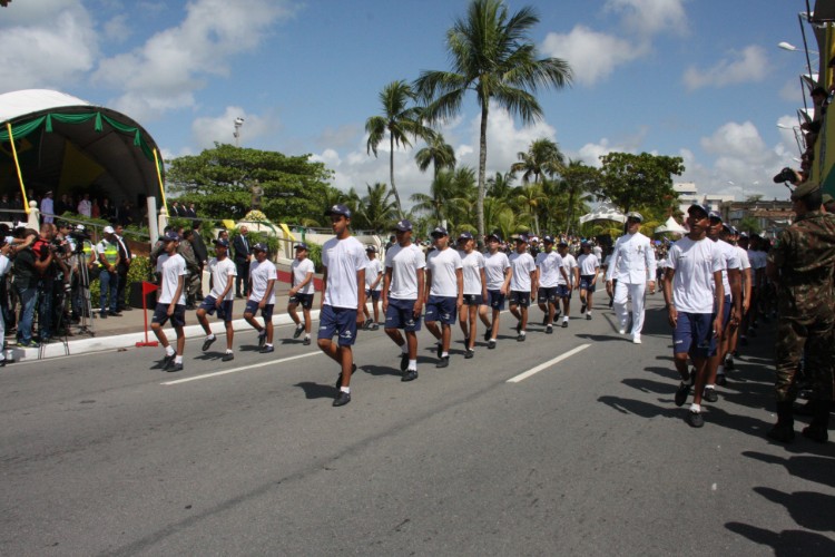 Desfile contou com honras civis e militares próximo ao Memorial à República, no Jaraguá