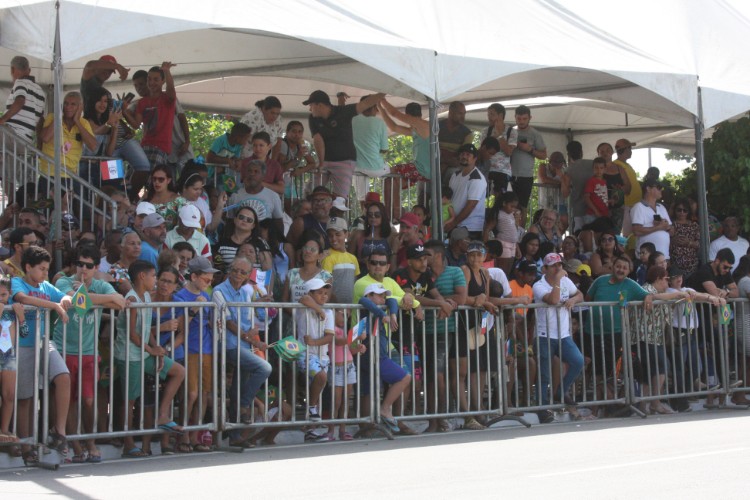 Desfile contou com honras civis e militares próximo ao Memorial à República, no Jaraguá