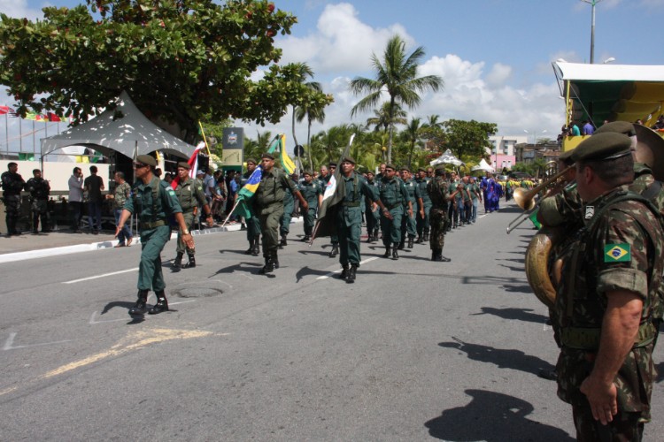 Desfile contou com honras civis e militares próximo ao Memorial à República, no Jaraguá