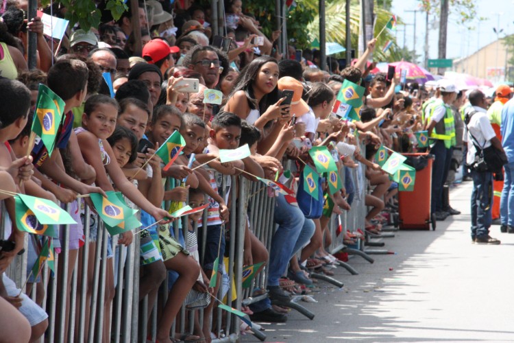 Desfile contou com honras civis e militares próximo ao Memorial à República, no Jaraguá
