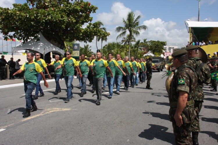 Desfile contou com honras civis e militares próximo ao Memorial à República, no Jaraguá
