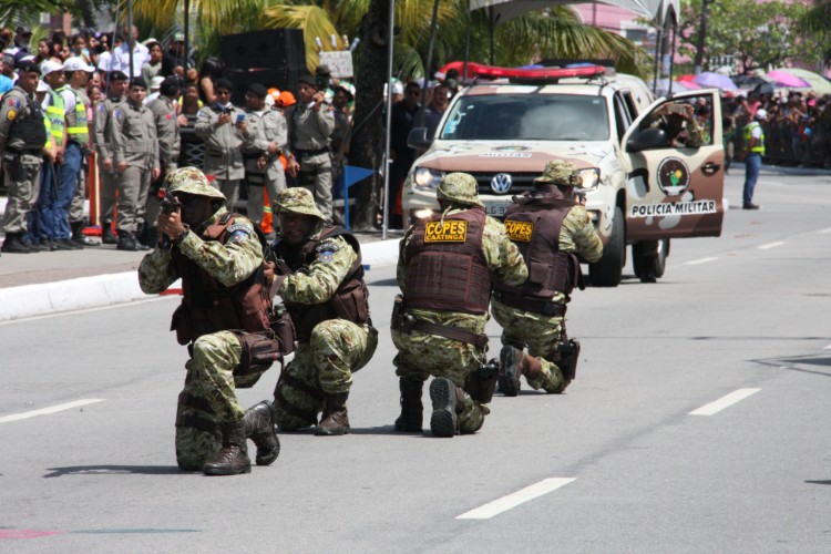 Desfile contou com honras civis e militares próximo ao Memorial à República, no Jaraguá