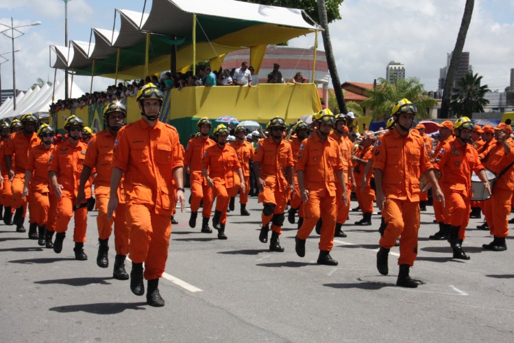Desfile contou com honras civis e militares próximo ao Memorial à República, no Jaraguá