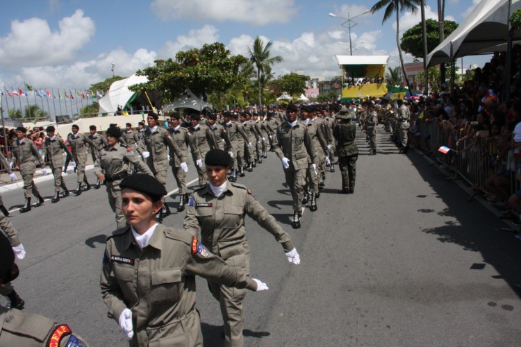 Desfile contou com honras civis e militares próximo ao Memorial à República, no Jaraguá
