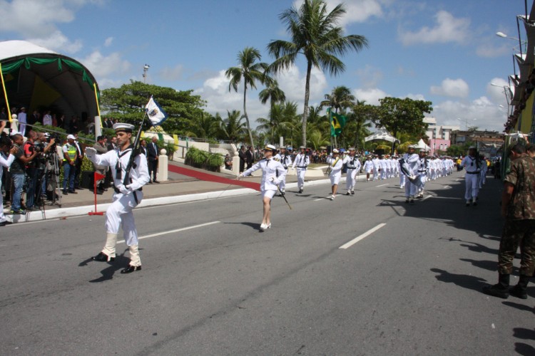Desfile contou com honras civis e militares próximo ao Memorial à República, no Jaraguá