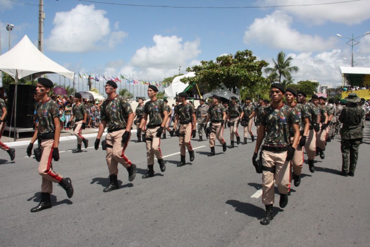 Desfile contou com honras civis e militares próximo ao Memorial à República, no Jaraguá