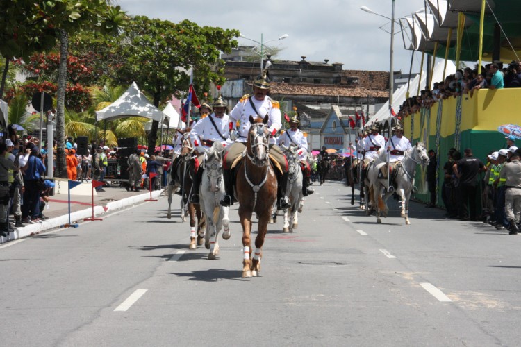 Desfile contou com honras civis e militares próximo ao Memorial à República, no Jaraguá