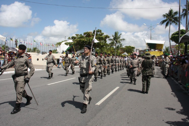 Desfile contou com honras civis e militares próximo ao Memorial à República, no Jaraguá