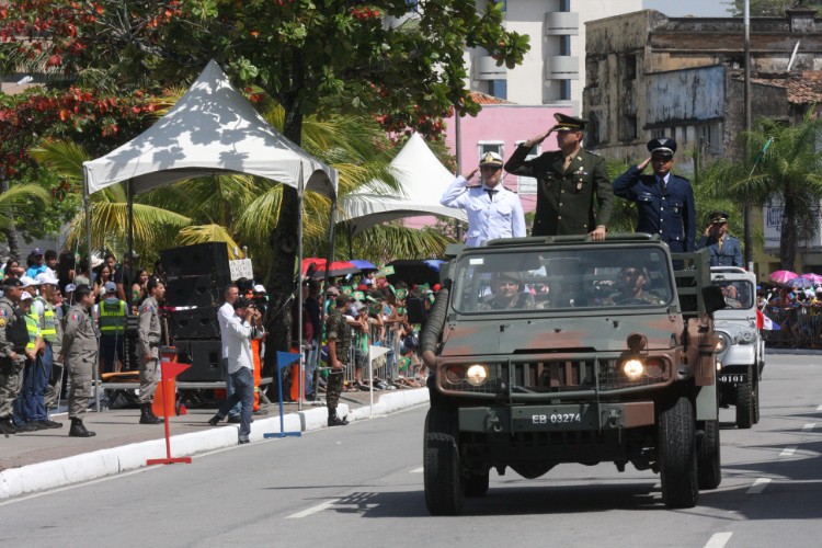 Desfile contou com honras civis e militares próximo ao Memorial à República, no Jaraguá