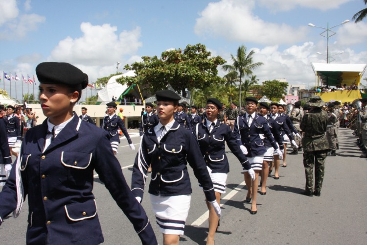 Desfile contou com honras civis e militares próximo ao Memorial à República, no Jaraguá