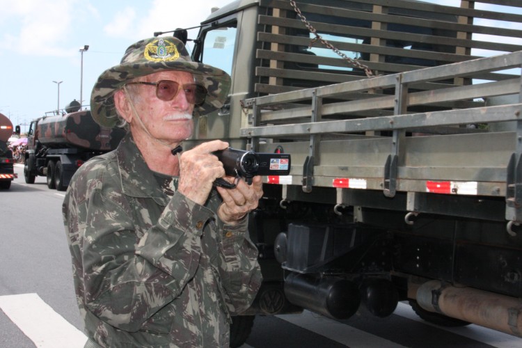 Desfile contou com honras civis e militares próximo ao Memorial à República, no Jaraguá