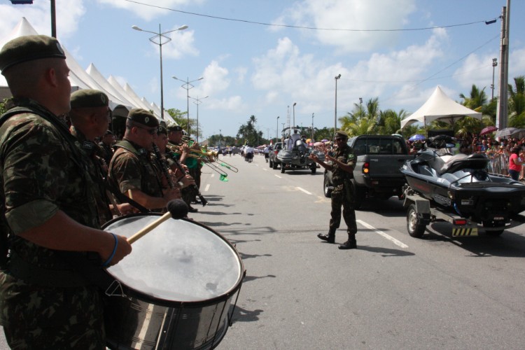 Desfile contou com honras civis e militares próximo ao Memorial à República, no Jaraguá