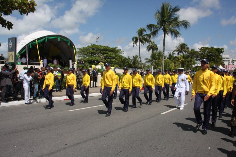 Desfile contou com honras civis e militares próximo ao Memorial à República, no Jaraguá
