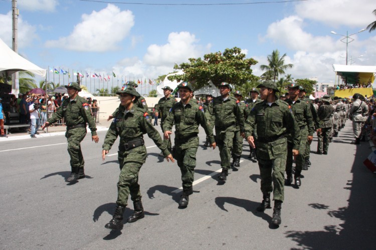 Desfile contou com honras civis e militares próximo ao Memorial à República, no Jaraguá