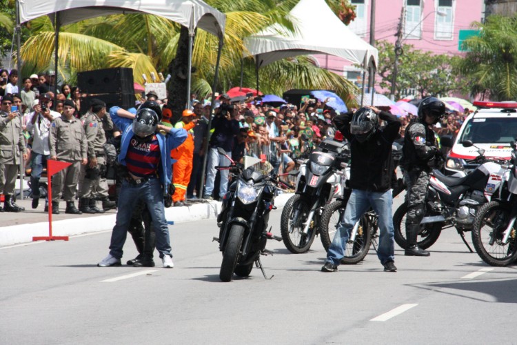 Desfile contou com honras civis e militares próximo ao Memorial à República, no Jaraguá