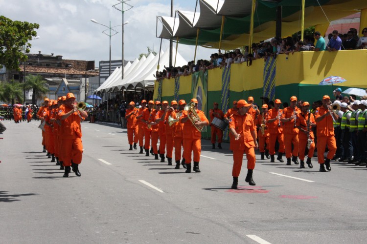 Desfile contou com honras civis e militares próximo ao Memorial à República, no Jaraguá