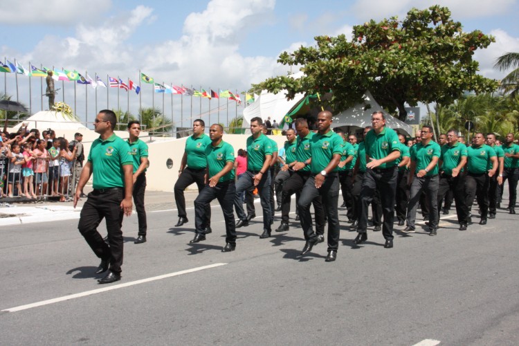 Desfile contou com honras civis e militares próximo ao Memorial à República, no Jaraguá