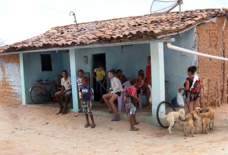 Êxodo aumenta e 'viúvas da seca' tentam sobreviver em meio à escassez