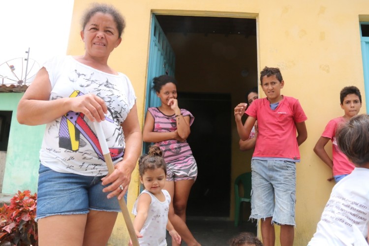 Êxodo aumenta e 'viúvas da seca' tentam sobreviver em meio à escassez