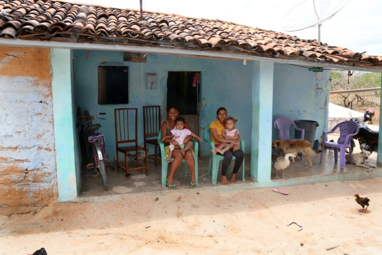 Êxodo aumenta e 'viúvas da seca' tentam sobreviver em meio à escassez