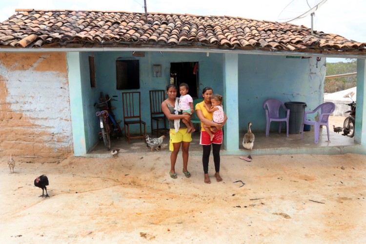 Êxodo aumenta e 'viúvas da seca' tentam sobreviver em meio à escassez