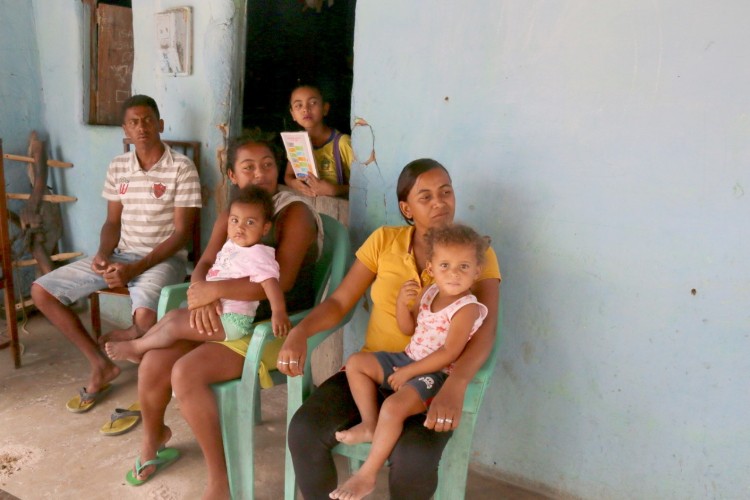 Êxodo aumenta e 'viúvas da seca' tentam sobreviver em meio à escassez