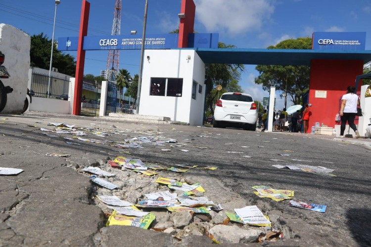 Santinhos foram espalhados durante a madrugada e se acumularam nas ruas