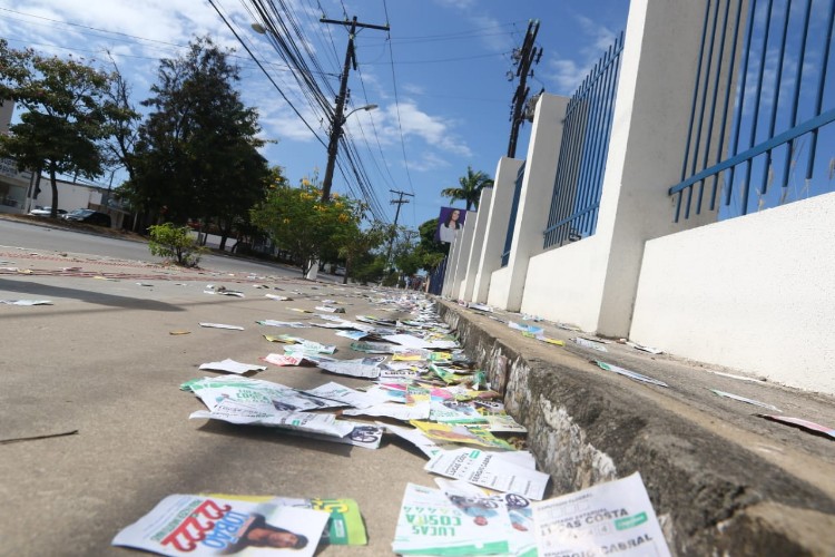 Santinhos foram espalhados durante a madrugada e se acumularam nas ruas