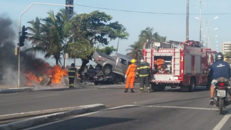 Acidente deixou uma vítima fatal e veículo em chamas 