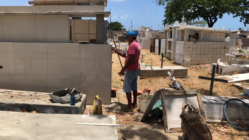 Grande quantidade de lixo está sendo retirada do local nesta terça-feira