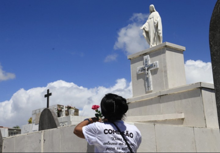 Em cemitérios da capital alagoana 