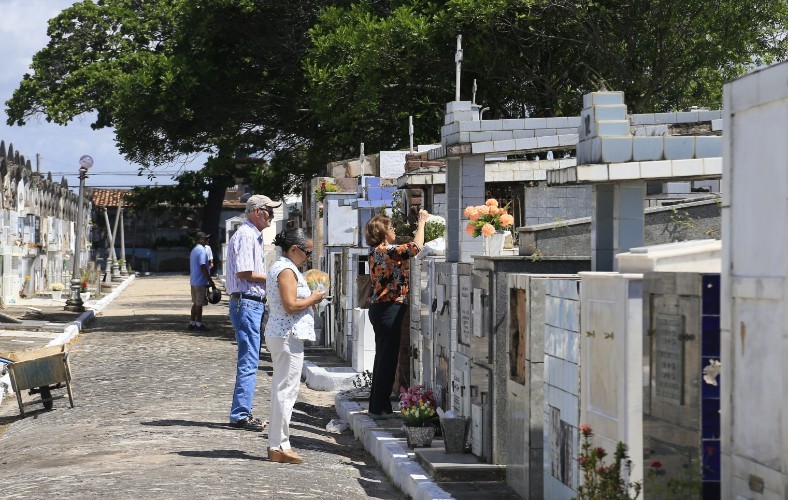 Em cemitérios da capital alagoana 