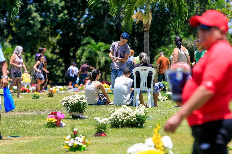 Em cemitérios da capital alagoana 