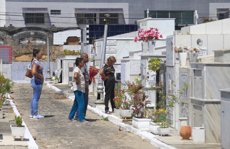 Em cemitérios da capital alagoana 