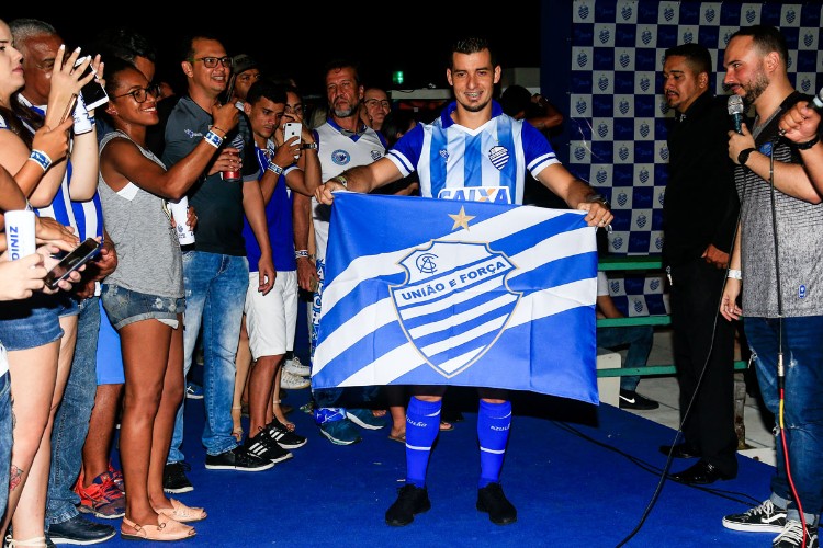 Confira imagens de alguns dos acessórios apresentados à imprensa e torcida na festa de lançamento.