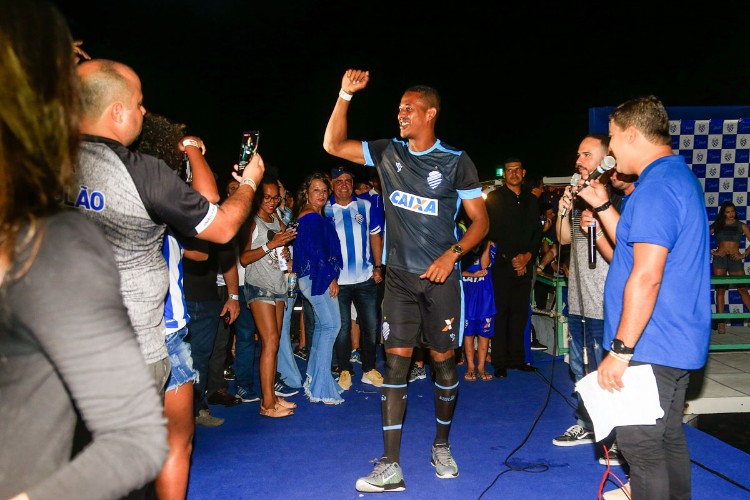 Confira imagens de alguns dos acessórios apresentados à imprensa e torcida na festa de lançamento.