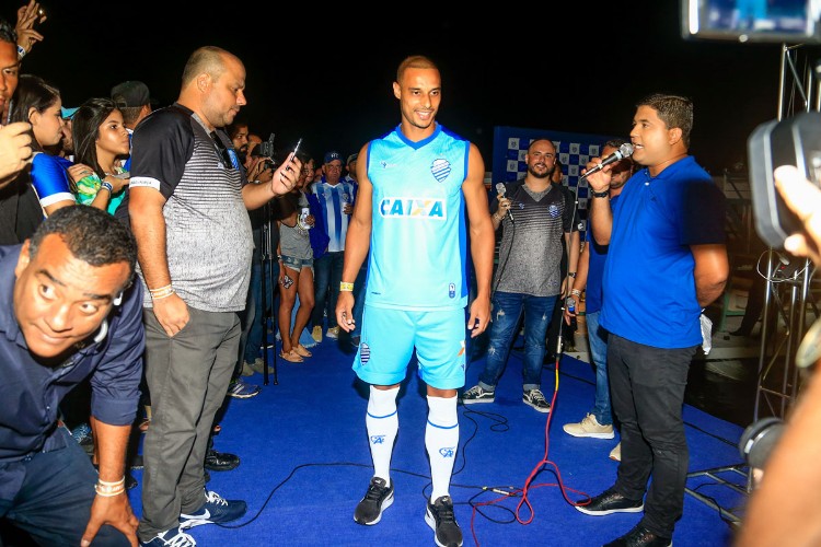 Confira imagens de alguns dos acessórios apresentados à imprensa e torcida na festa de lançamento.